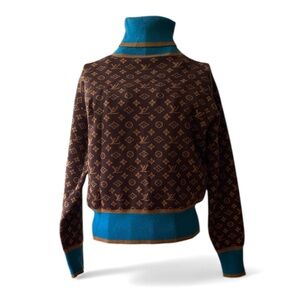 LOUIS VUITTON Turtleneck sweater with LV monogram logo.
